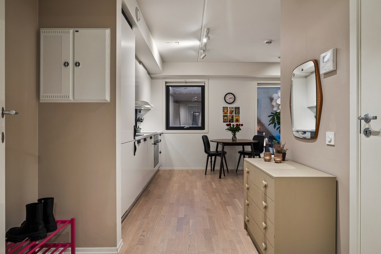 Herfra har du tilgang til badet og videre inn i stue/kjøkken Galleribilde