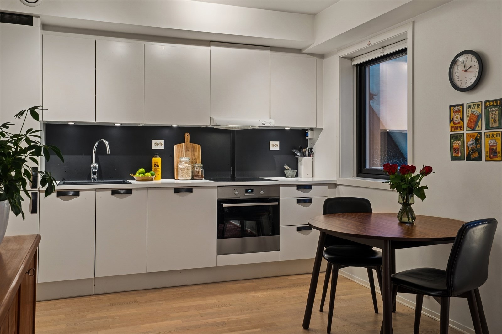 Innredningen består av glatte fronter og laminert benkeplate med nedfelt kjøkkenvask - Legg også merke til spottene under overskapene og de to doble stikkontaktene på veggen bak Galleribilde