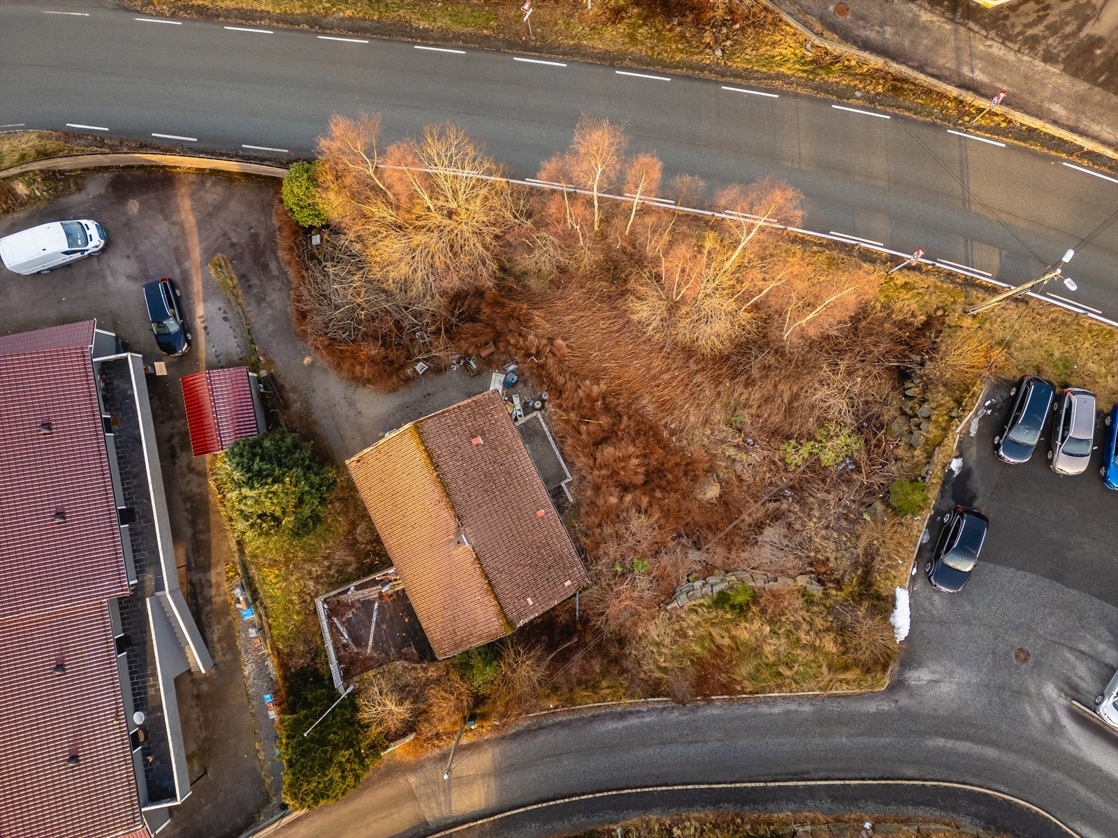 På eiendommen står det en eldre enebolig Galleribilde