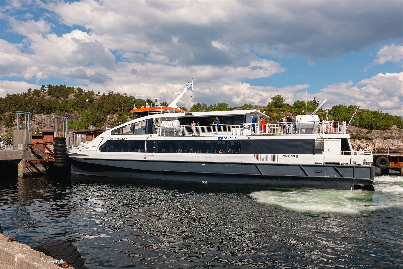 Det er 5 minutter til Kleppestø kai, hvor Hurtigbåten tar deg til Bergen sentrum på 13 minutter. Galleribilde