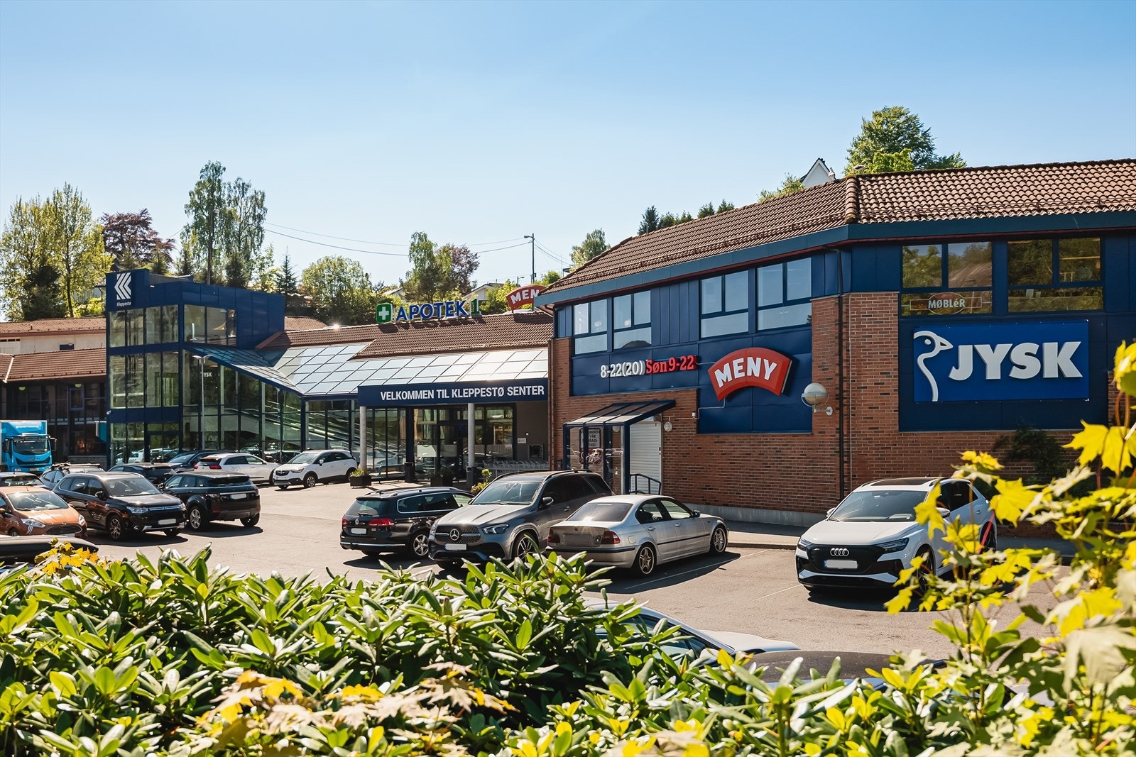 Kleppestø senter ligger 5 minutters kjøring fra eiendommen og tilbyr et enda bredere servicetilbud med spiseplasser og et stort utvalg butikker. Galleribilde