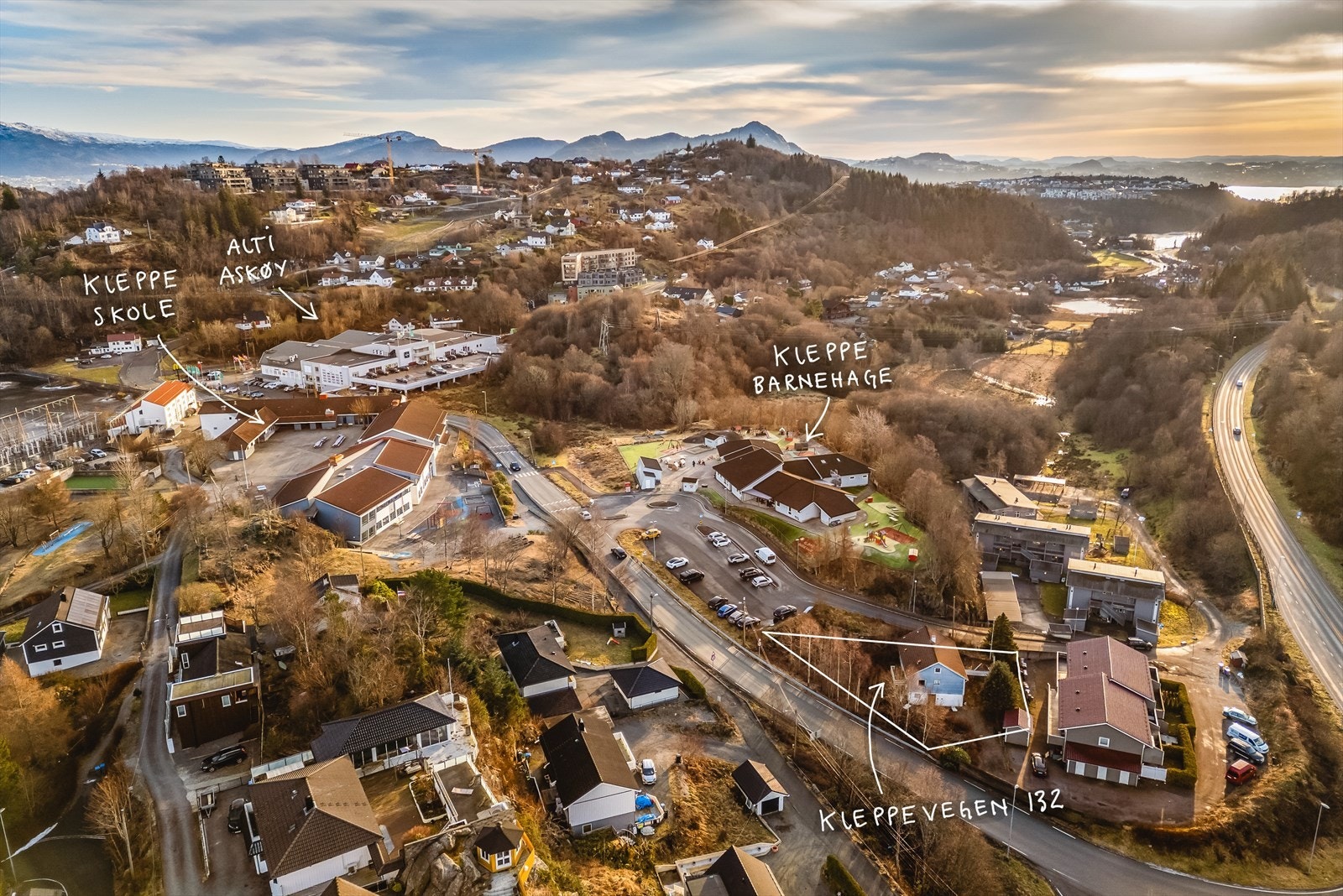 Fra eiendommen er det kort avstand til det aller meste. Her ligger alt til rette for en enklere hverdag. Galleribilde
