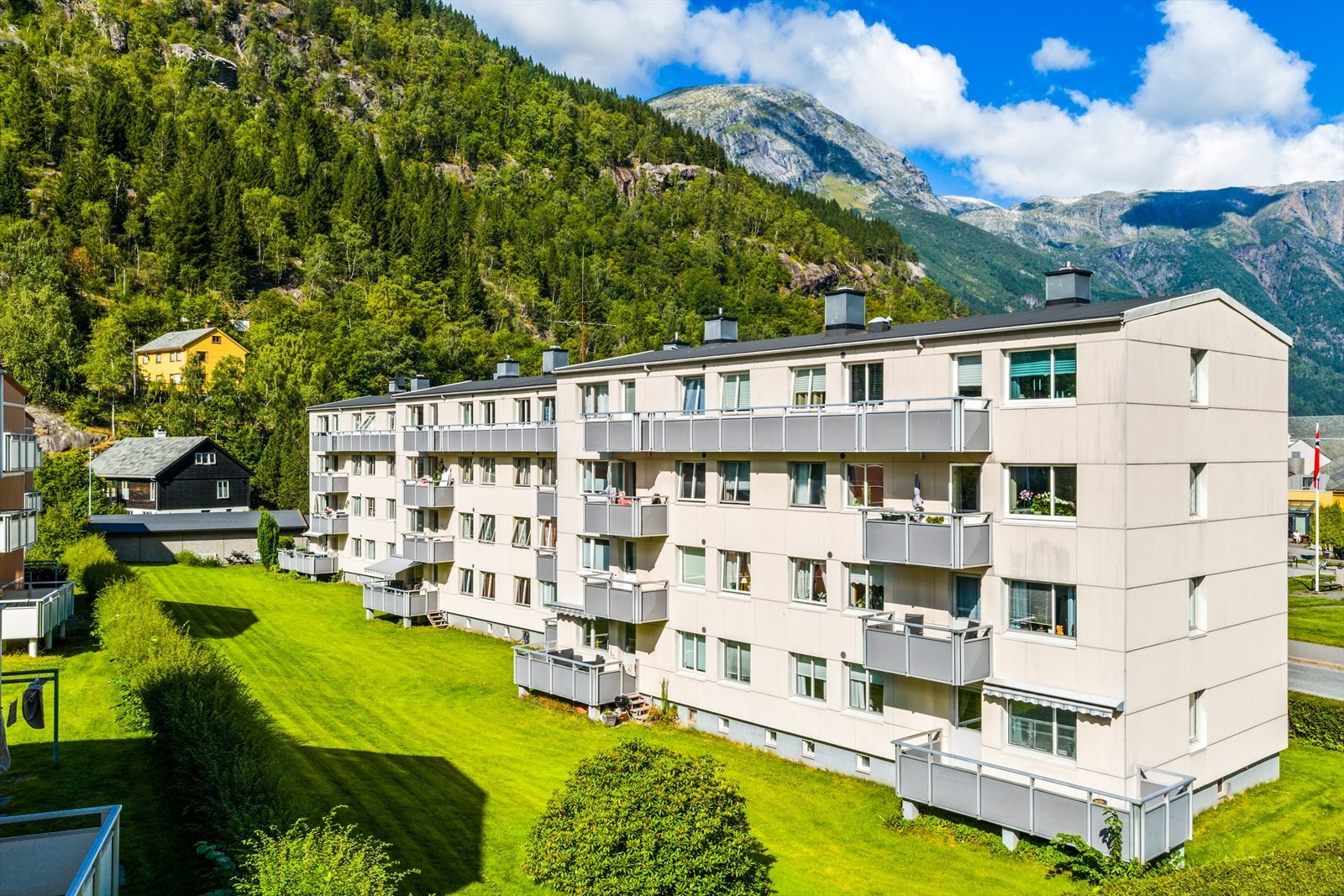 Leiligheten har en meget sentral og ettertraktet beliggenhet midt i Odda sentrum. Galleribilde