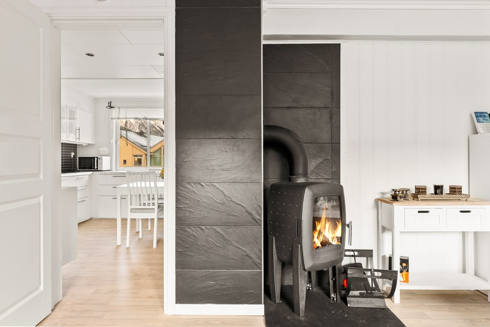 Peisovn i stue. Galleribilde