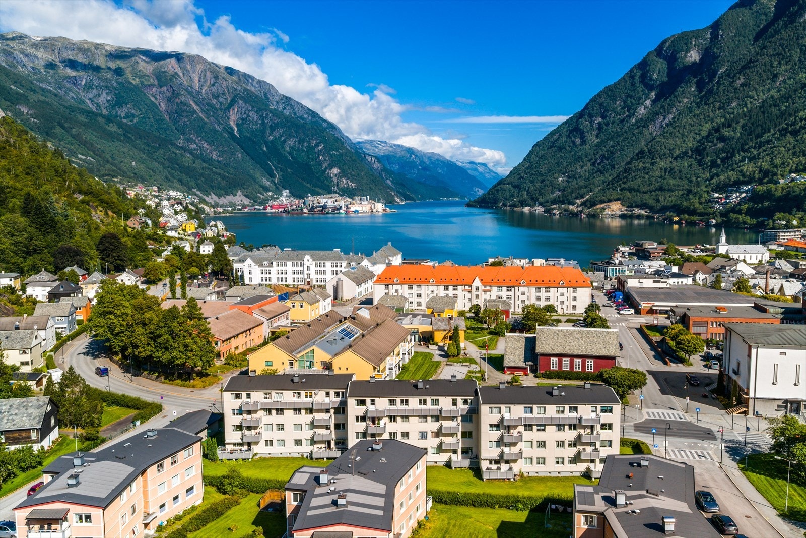 Fra leiligheten har man alle hverdagslige fasiliteter rett utenfor døren. Galleribilde