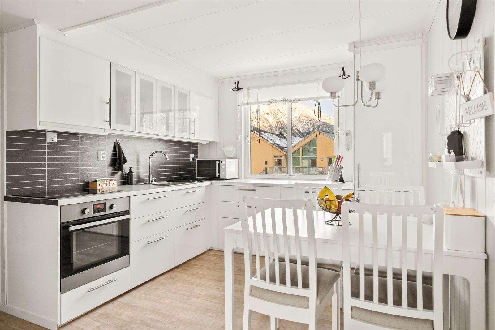 Kjøkkeninnredning med slette fronter og benkeplate av laminat. Galleribilde