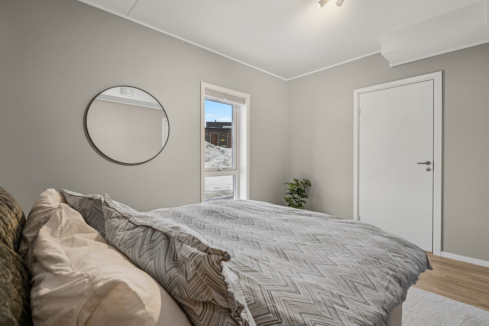 Det er oppbevaringsplass i en innvendig bod tilknyttet soverommet. Galleribilde