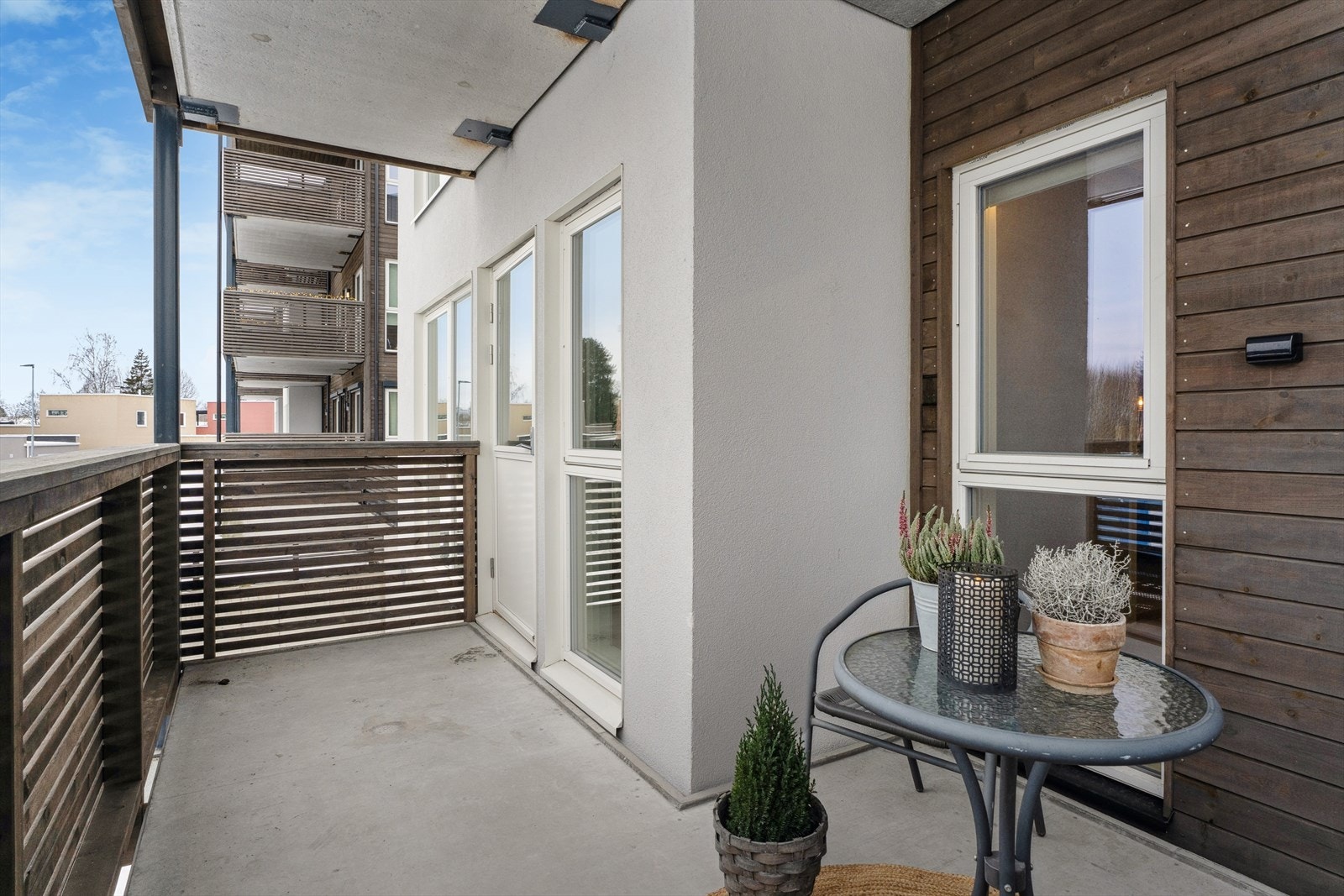 Her kan fine kvelder og dager nytes. Balkongen er takoverbygget, og det er montert belysning og stikkontakt på veggen. Galleribilde