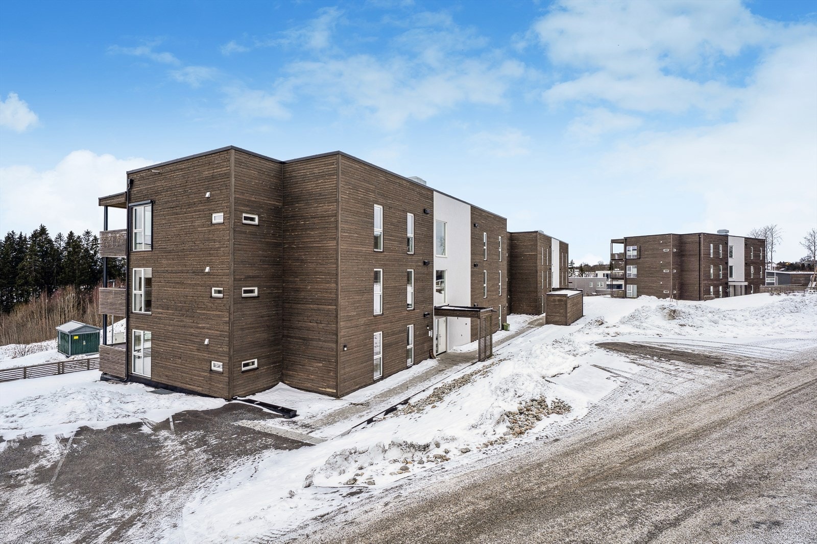 Boligen ligger sentralt og attraktivt på det nyetablerte boligfeltet Løkenskogen i Askim. Her er det solrike og barnevennlige omgivelser. Her bor du med naturen som nærmeste nabo, samtidig som alle viktige fasiliteter og tilbud er lett tilgjengelige. Galleribilde