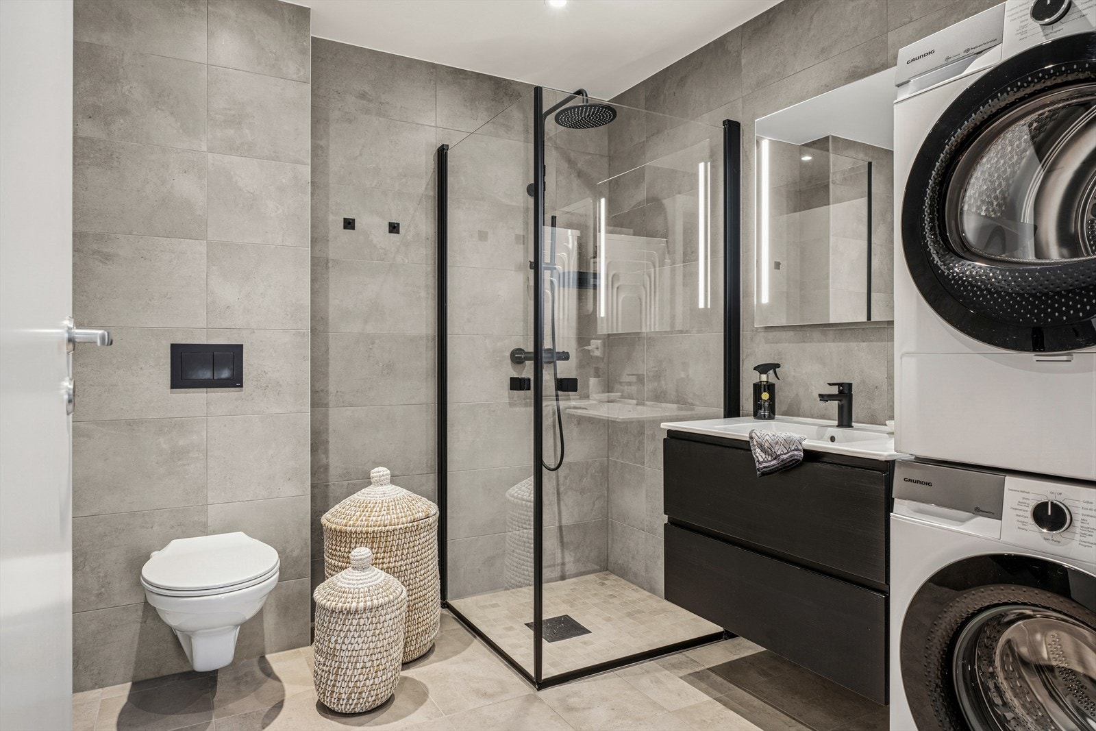 Boligens bad er lekkert! Baderommet er både romslig og moderne. Badet er flislagt med tidløse og lekre fliser. Galleribilde