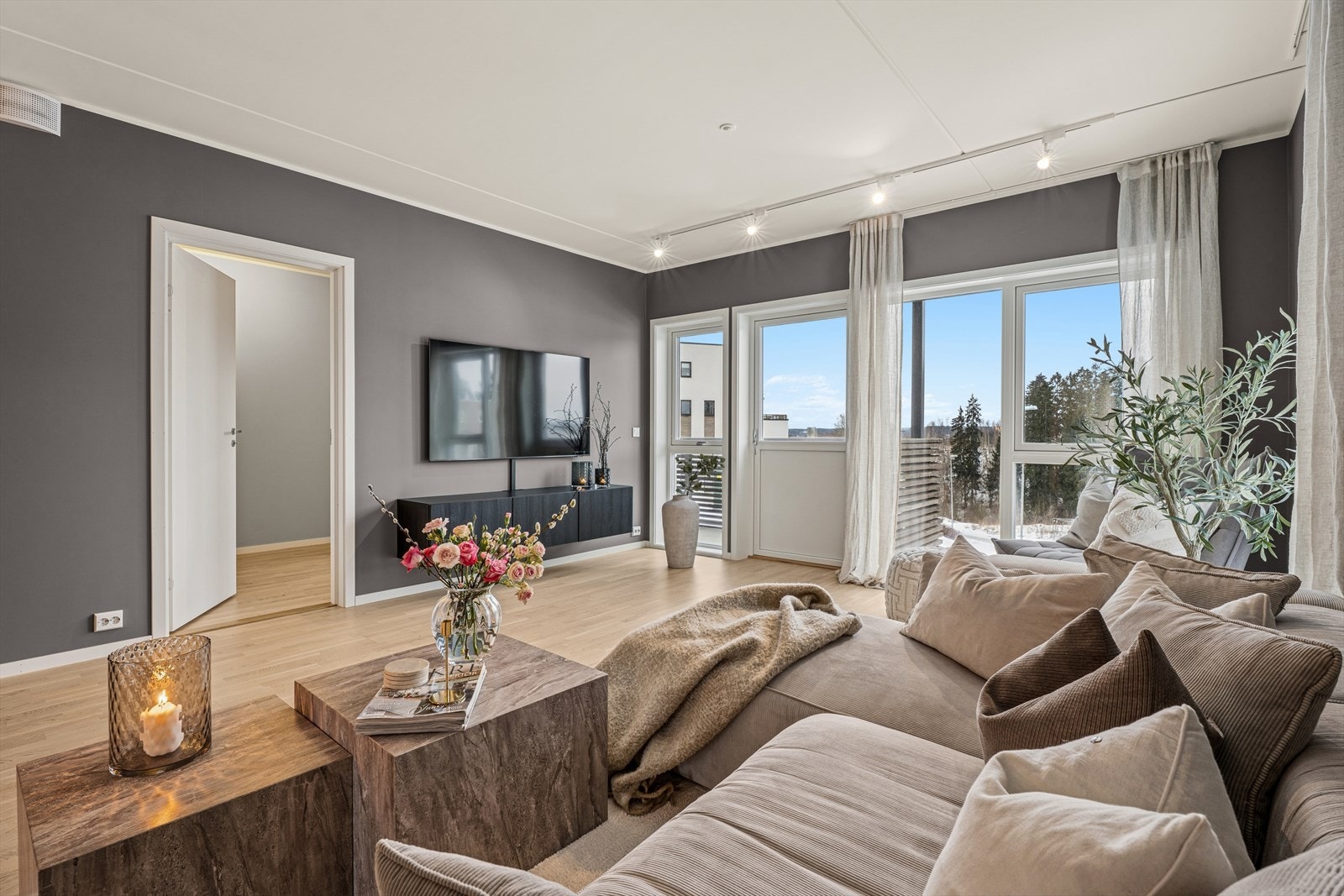 Stuen er av god størrelse med god plass til en sofagruppe og tilhørende møblement. Galleribilde