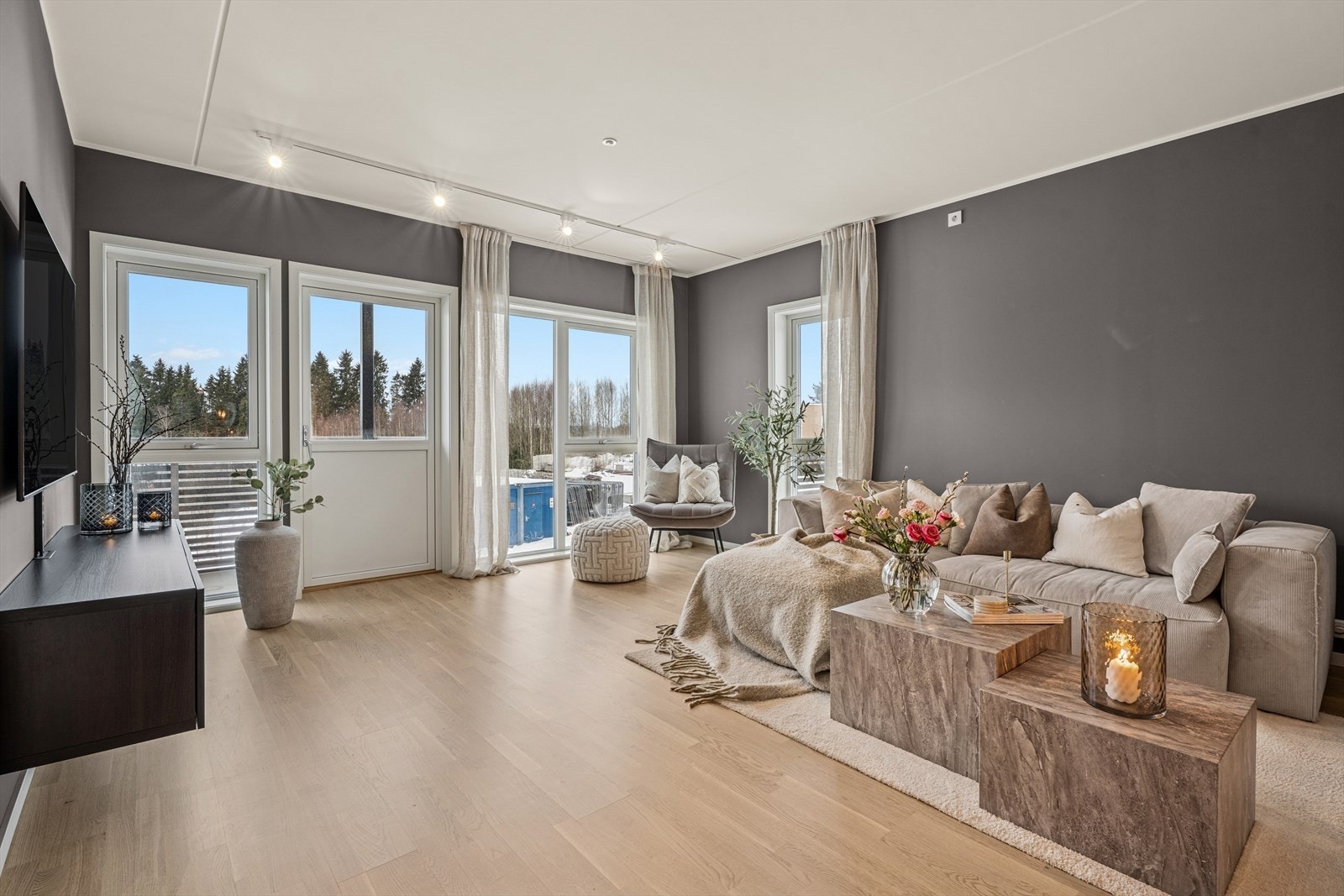 Det er store vindusflater som slipper inn rikelig med naturlig lys. Fra stuen har du utgang til den solrike balkongen. Galleribilde