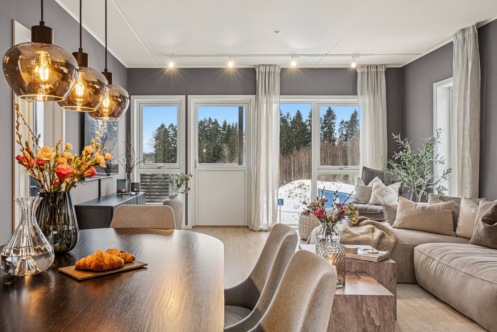 Det er god plass til en hyggelig og romslig spisegruppe i forbindelse med kjøkkenet. Her kan mange hyggelige måltider nytes i godt selskap! Galleribilde