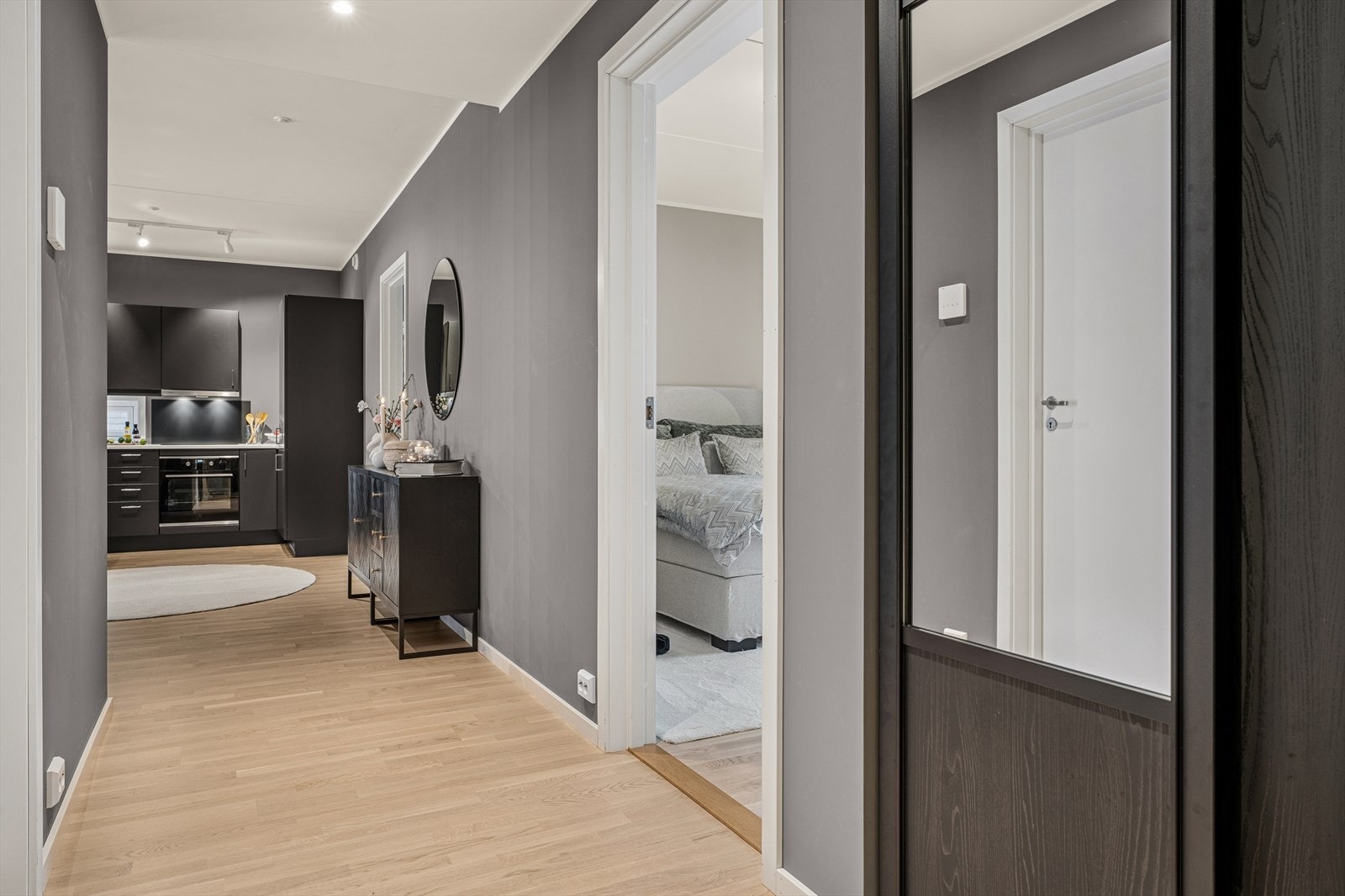 Velkommen inn! Entréen gir et godt førsteinntrykk av boligen! Den er innbydende og av god størrelse. Det er et garderobeskap hvor du kan henge fra deg yttertøy og sko. Galleribilde