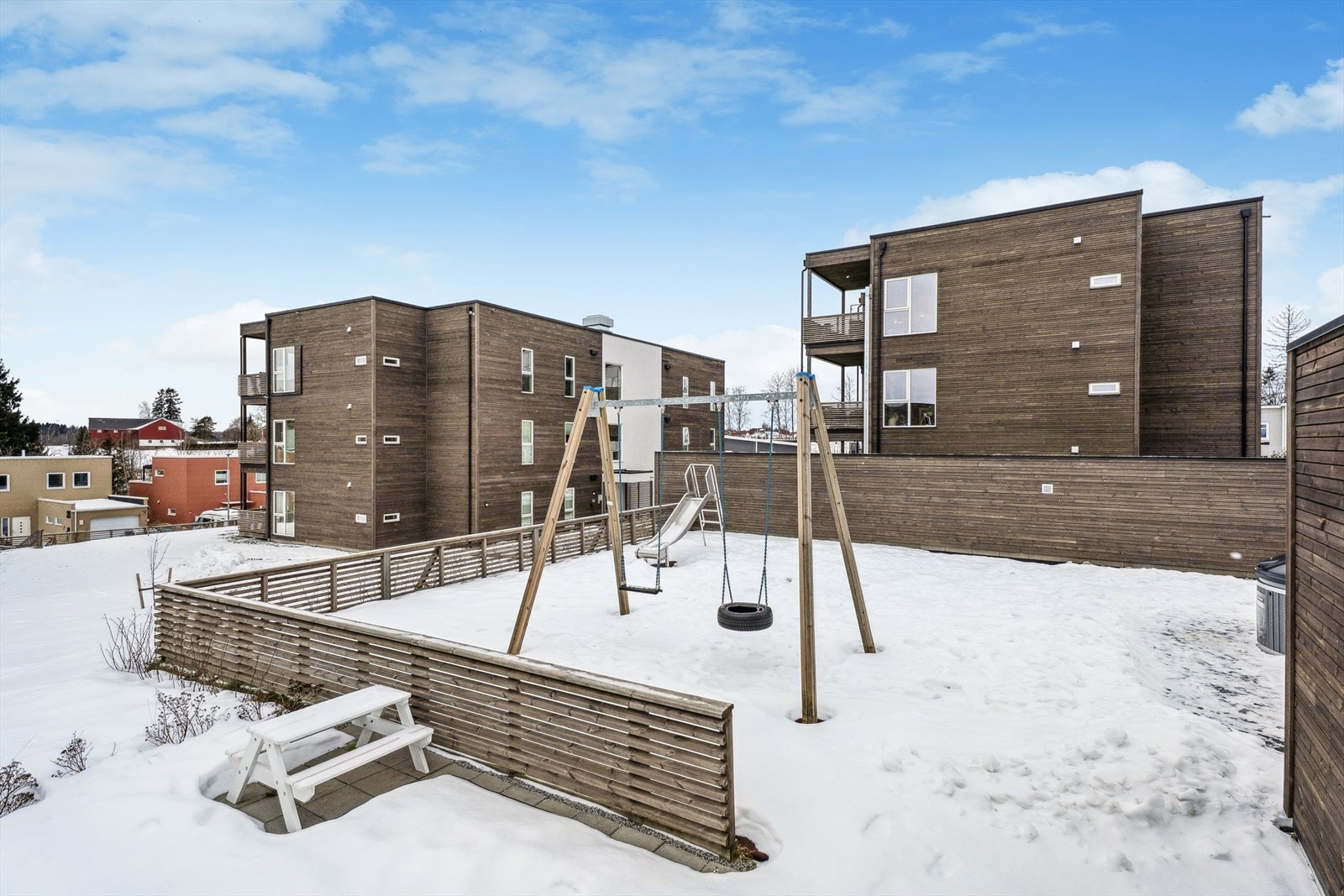 Felles, eiet tomt på 8 329 m². Tomten er opparbeidet med asfalterte gangstier, lekeplasser og grøntareal. Ellers opparbeidet med plenareal og diverse beplantning.
Velkommen på visning! Galleribilde