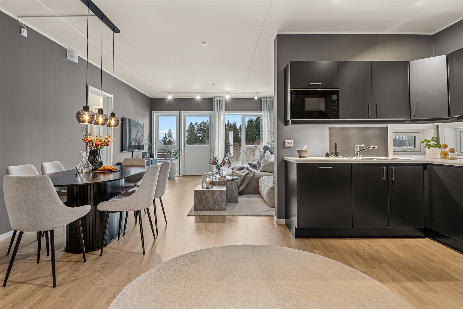 Boligen har en sosial åpen stue-kjøkken løsning. Boligens kjøkken er meget innbydende! Innredningen er av typen Huseby fra byggeåret, med moderne, slette fronter i mørke toner og laminerte benkeplater som gir et stilrent uttrykk. Galleribilde