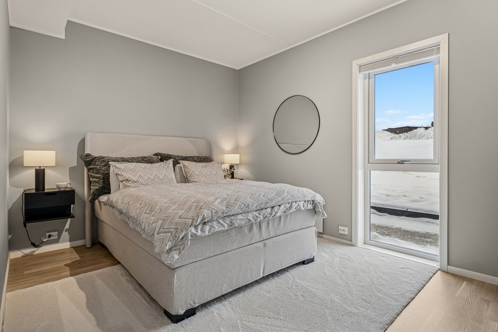 Boligen har tre flotte soverom! Disse er av god størrelse. På hovedsoverommet er det god plass til en stor dobbeltseng og tilhørende møblement. Galleribilde