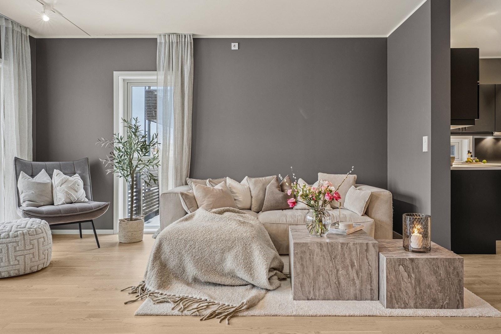 Gjennomgående for boligen er det moderne og delikate overflater. Galleribilde