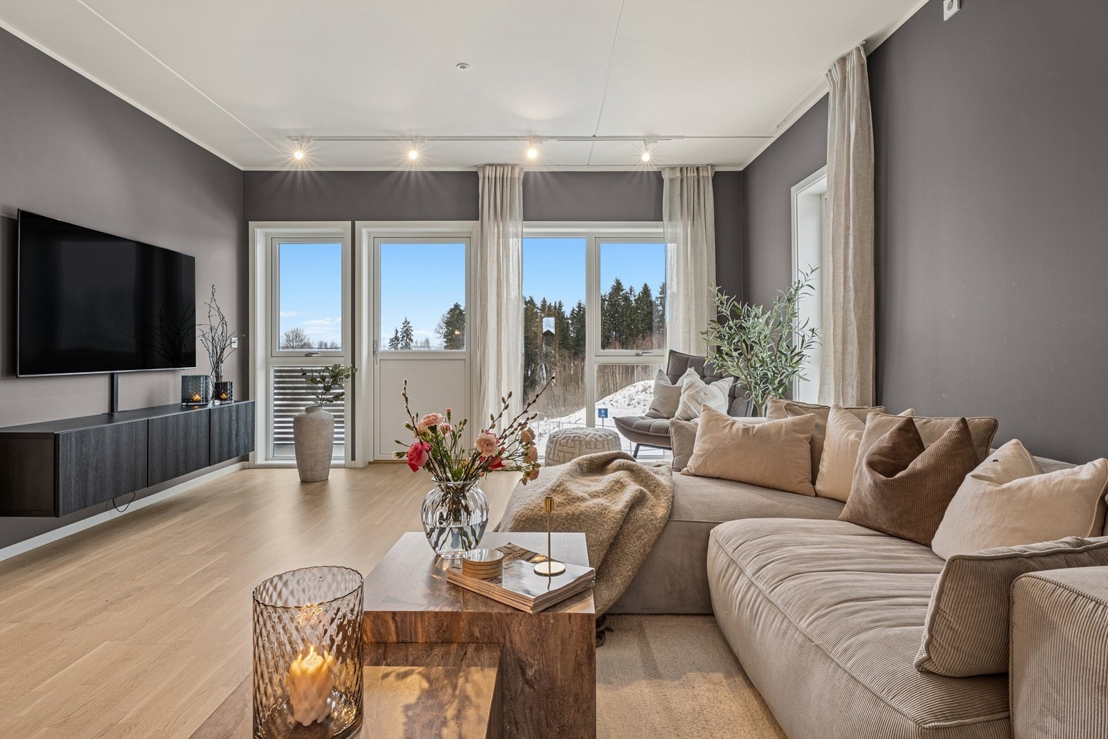 En rålekker, moderne 4-roms endeleilighet fra 2023! Her kan du flytte rett inn og nyte en gjennomført stilren bolig. Galleribilde