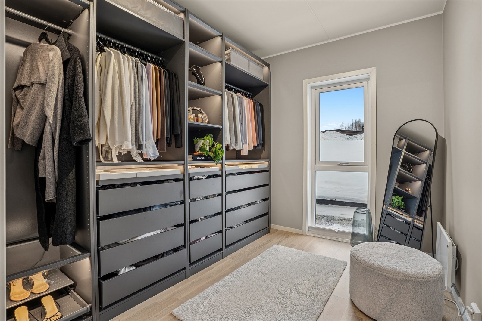 Soverom som idag benyttes som walk-in. Dette er av god størrelse og har plass til både seng og tilhørende møblement om ønskelig. Galleribilde