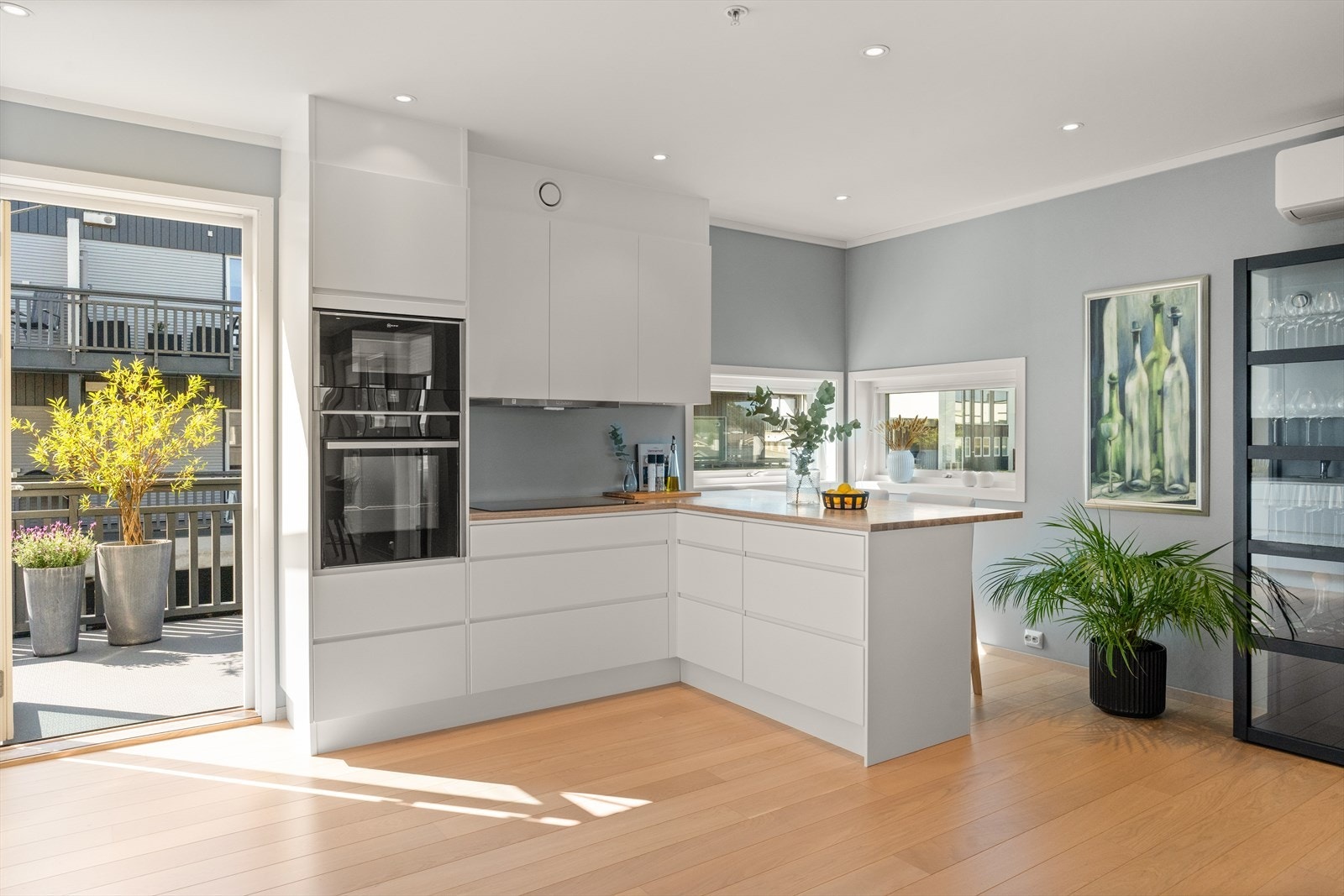 Fra kjøkkendelen er det utgang til sørvendt veranda Galleribilde