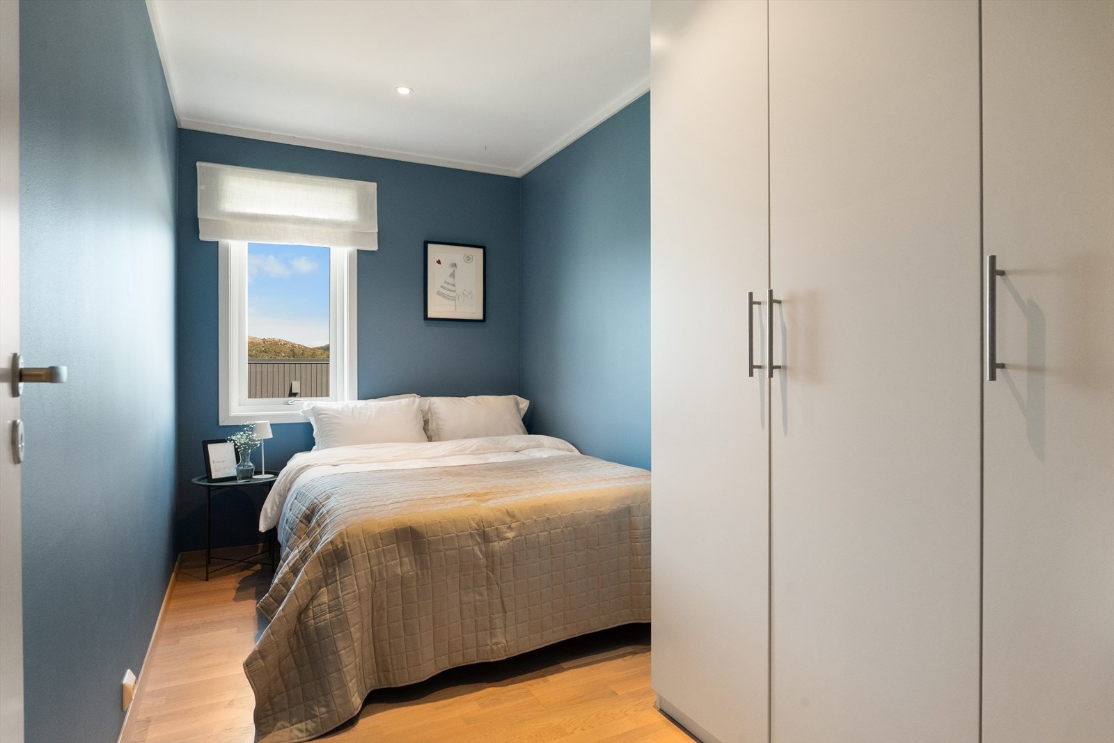 Soverom 2 med garderobe Galleribilde