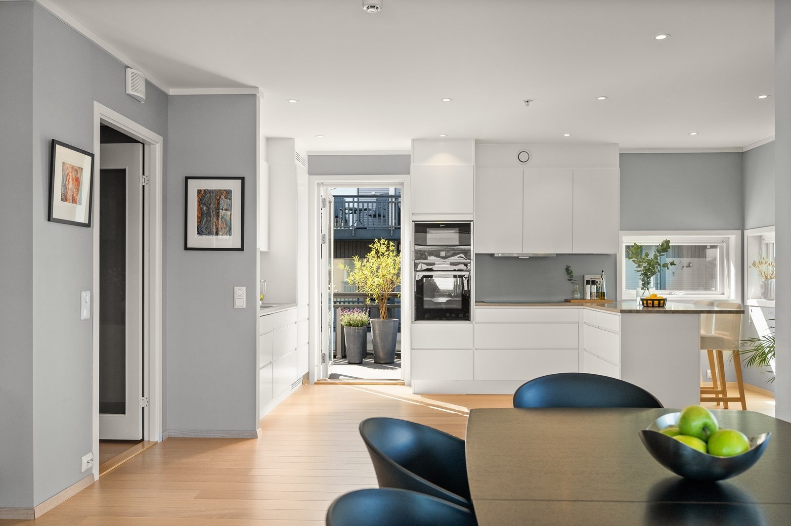 Pen stilren kjøkkeninnredning med god skap- og skuffeplass Galleribilde