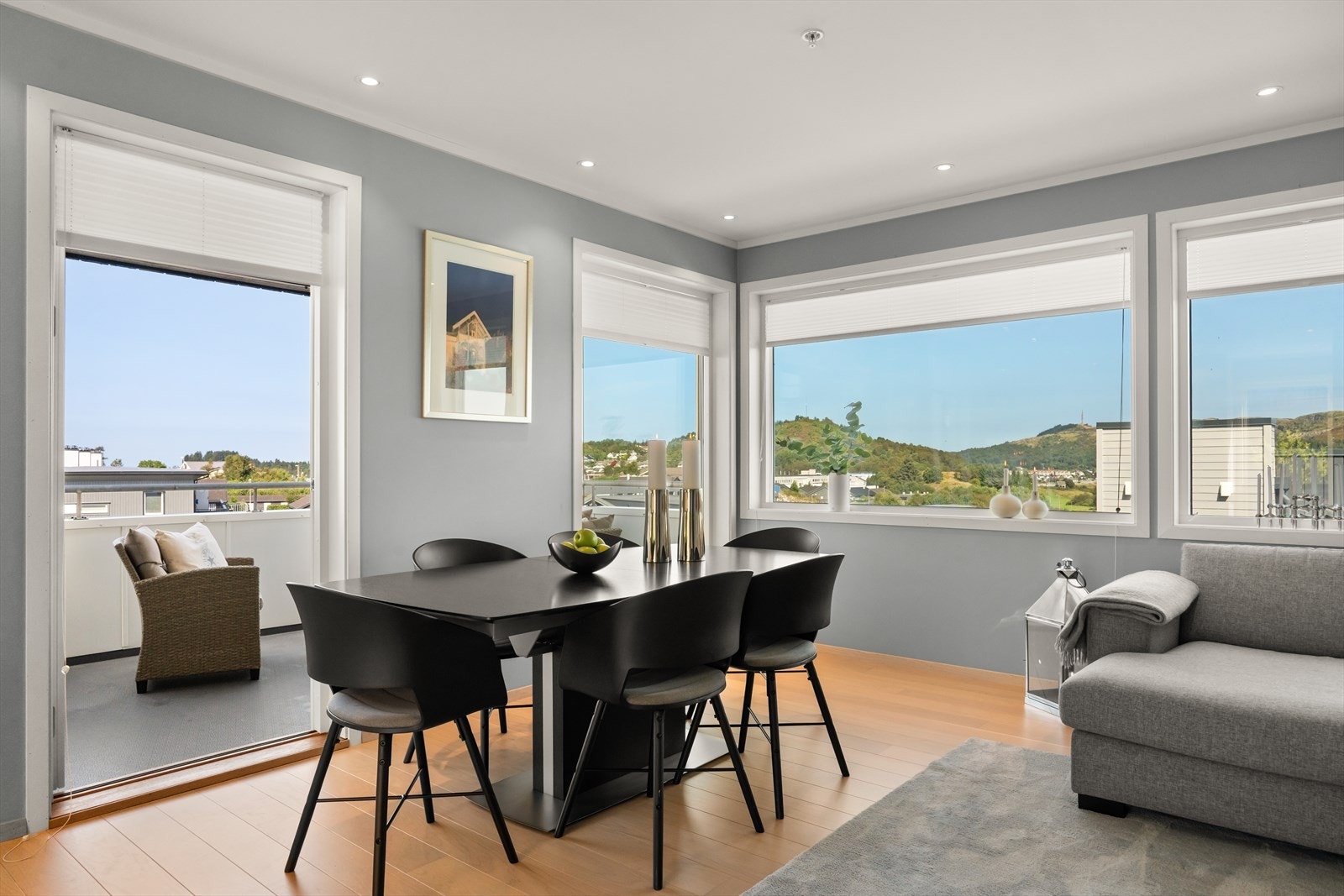 Fra stuen er det utgang til vestvendt veranda Galleribilde