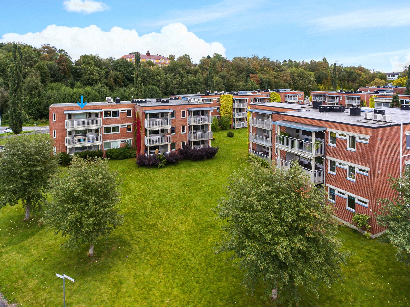 Sør/vest vendt balkong. Åpent planområde foran leiligheten. Galleribilde