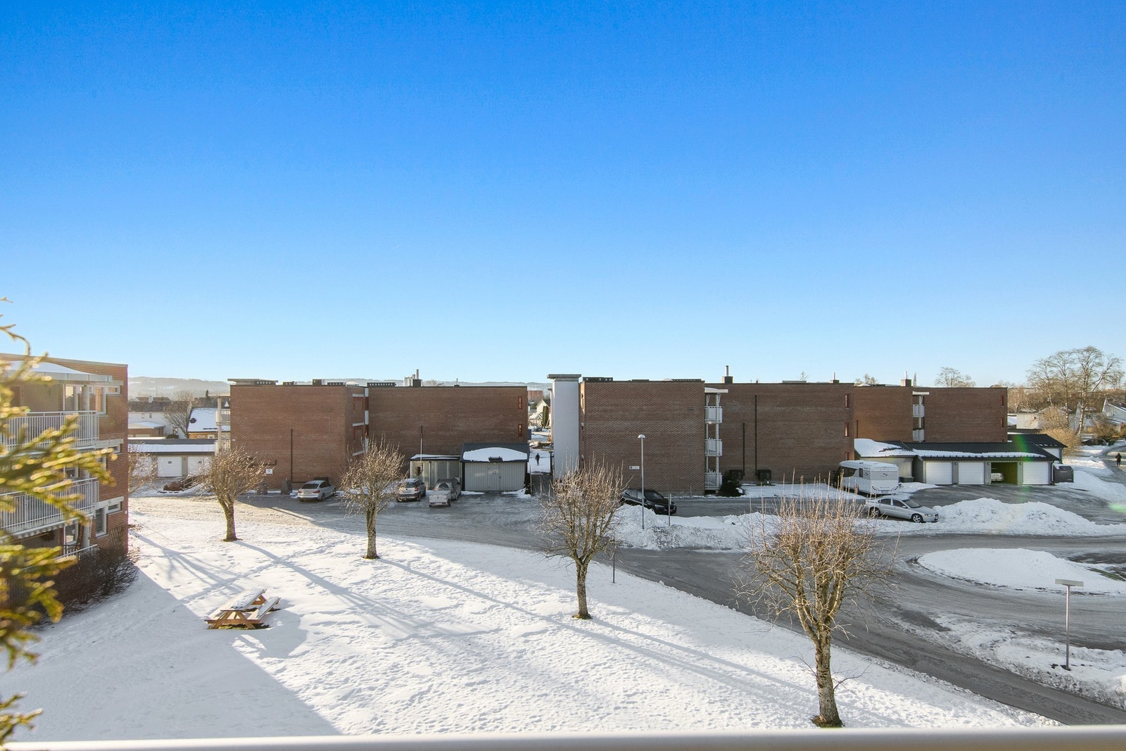 Utsikt sørover. Leiligheten ligger solrikt og åpent til. Galleribilde