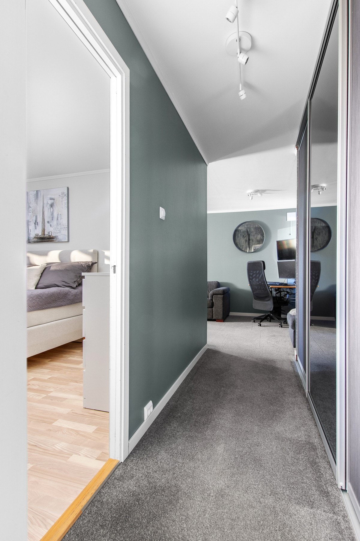 Gang med en romslig skyvedørsgarderobe. Galleribilde