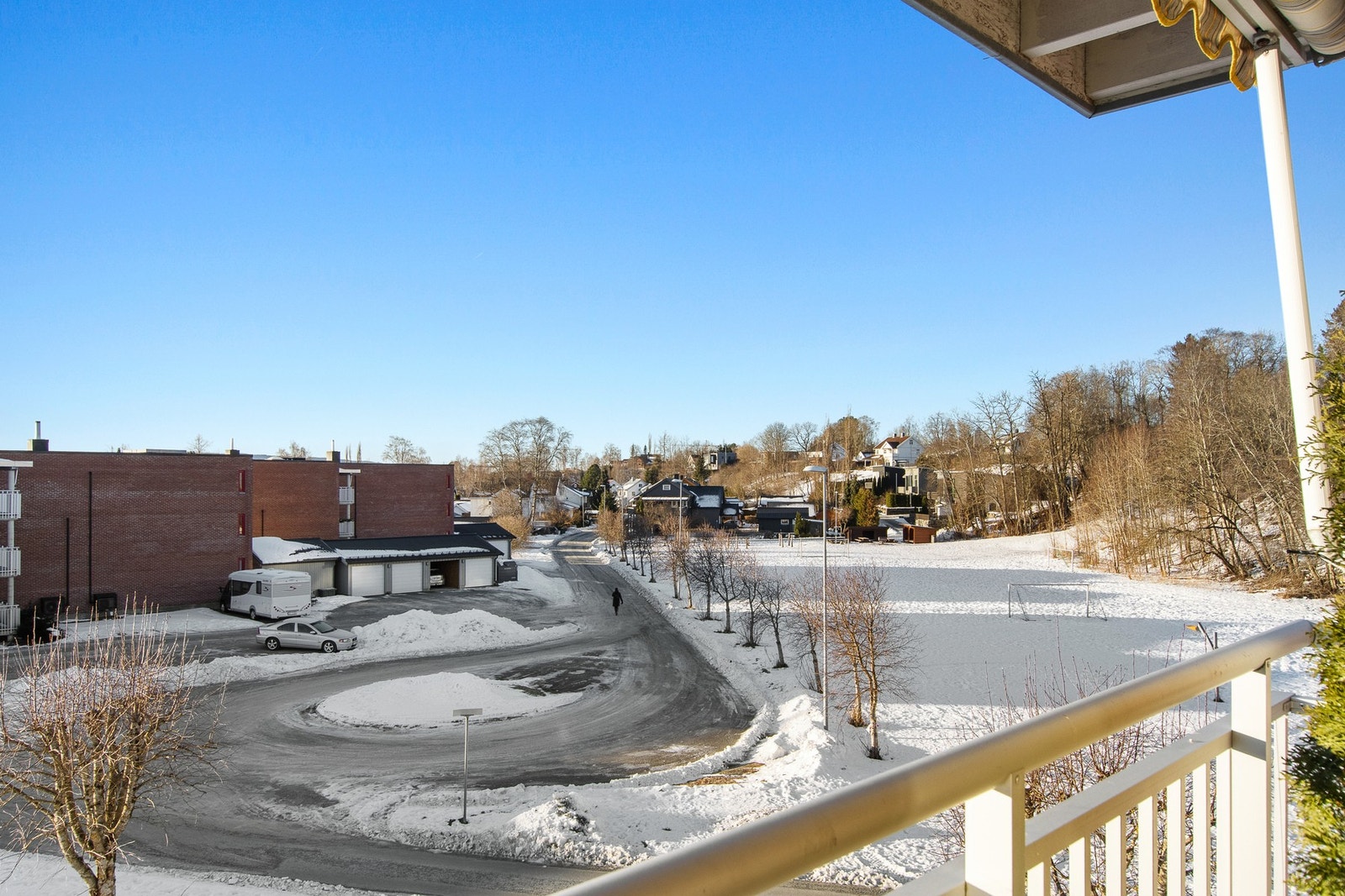 Utsikt mot vest. Leiligheten ligger åpent og solrikt til. Galleribilde