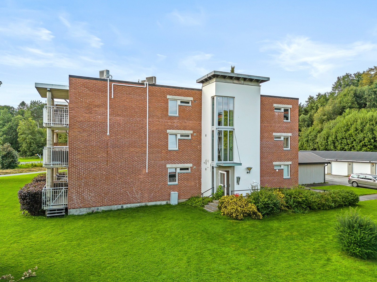 Inngangsparti.- Sykkebod som er felles for borettslaget i bakkant. Garasjer som kan leies av borettslaget. Galleribilde