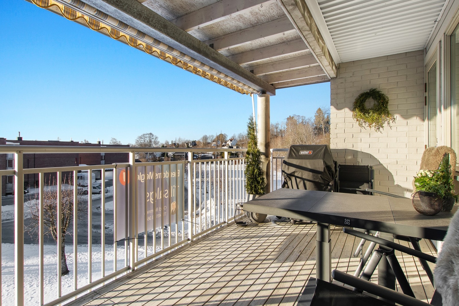 Veranda. Stor markise montert. Galleribilde