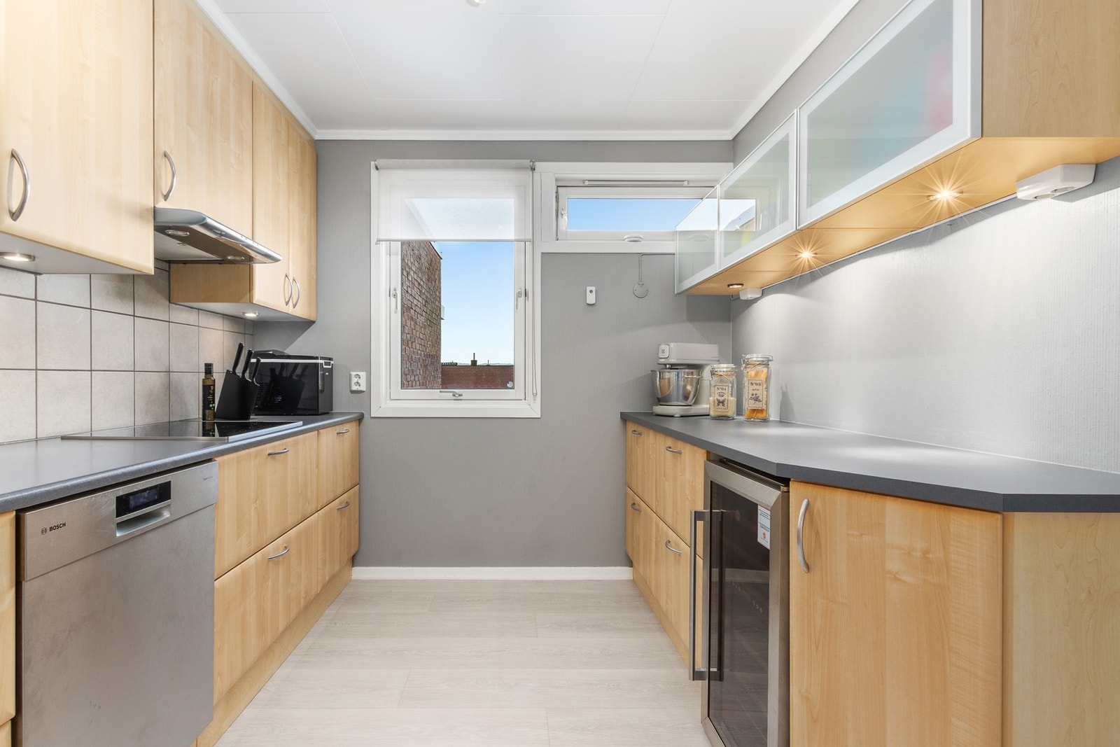 Godt med benkeplass. Vinskapet fungerer dessverre ikke. Galleribilde