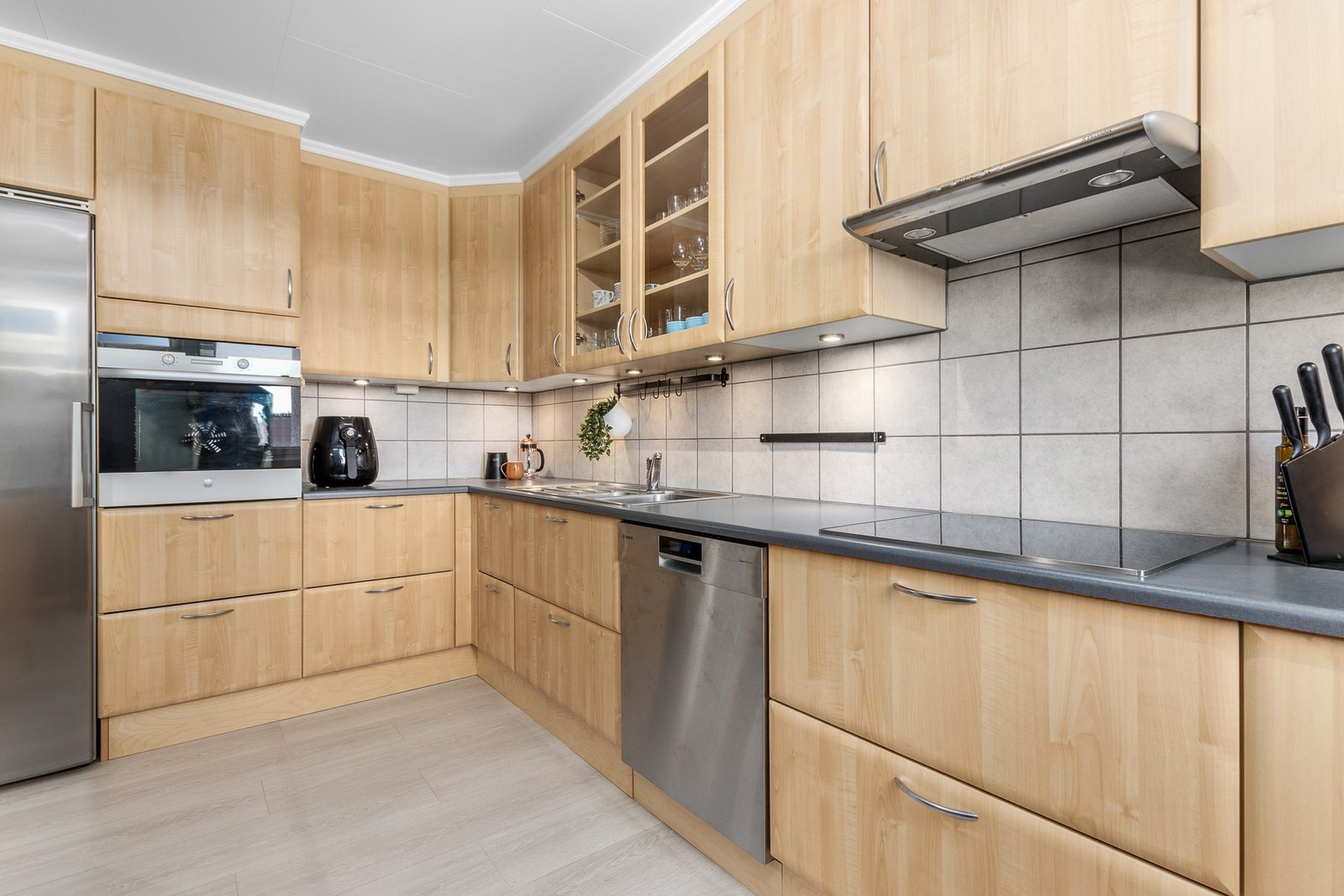 Kjøkken med mye lagringsplass. Galleribilde