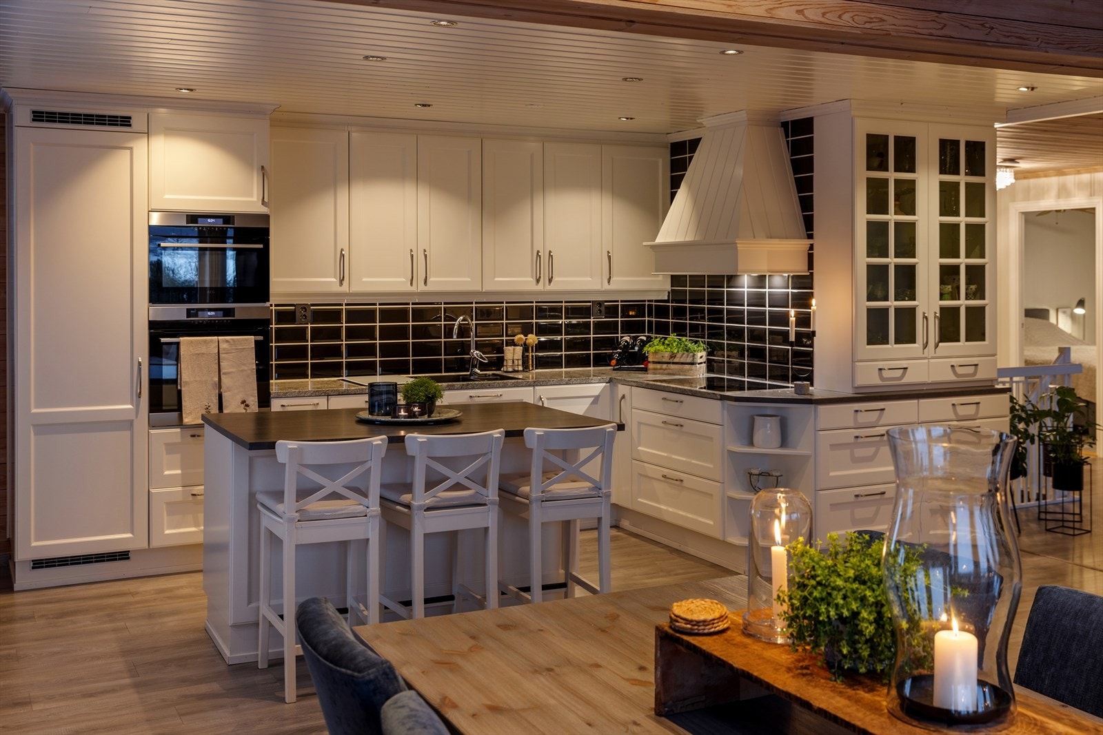 Kjøkkenet har en praktisk kjøkkenøy som gir ekstra arbeidsflate og en sosial sone. Galleribilde