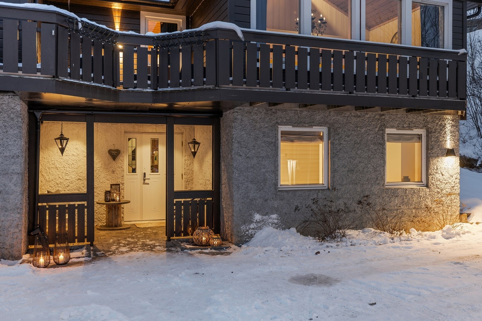 God belysning ved inngangspartiet og på gårdsplassen skaper en trygg adkomst også på kveldstid. Galleribilde