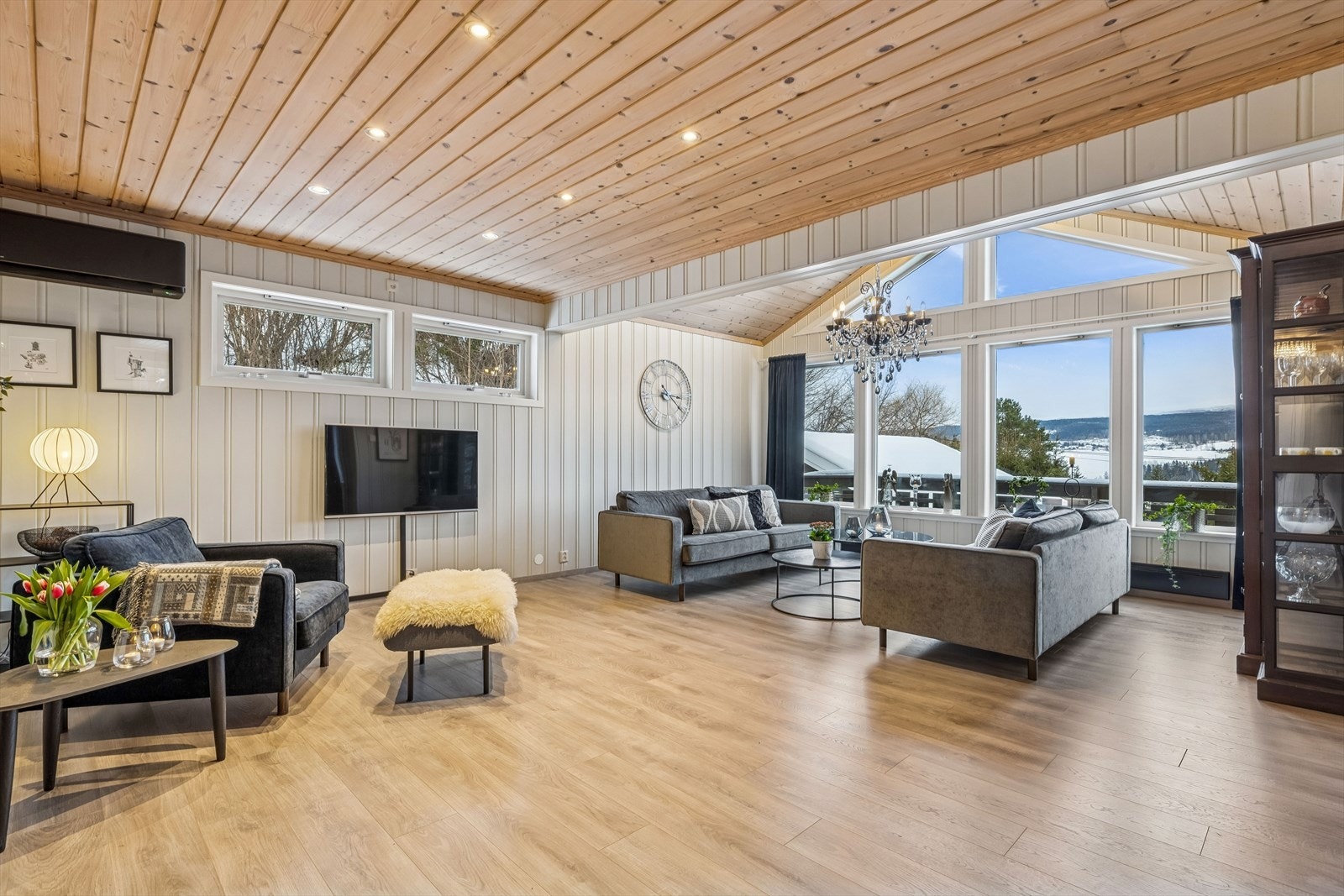 En lun TV-krok gir rom for avslapning. Boligen er utstyrt med varmepumpe for effektiv oppvarming. Galleribilde