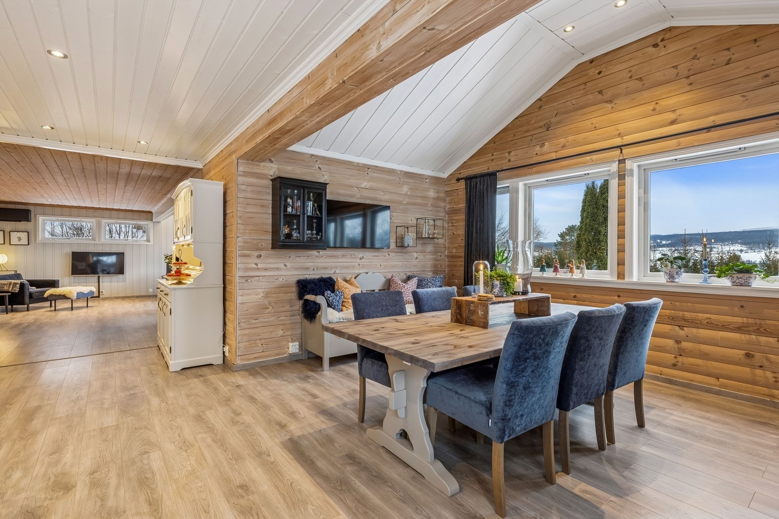 Her er det god plass til et langbord for hyggelige sammenkomster med familie og venner. Galleribilde