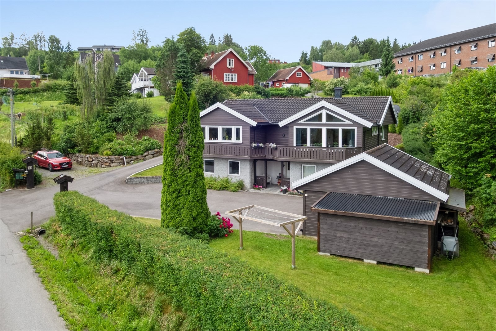 Eiendommen ligger i et rolig og etablert boligområde i Brandbu, med en pent opparbeidet tomt på 1107 m². Galleribilde