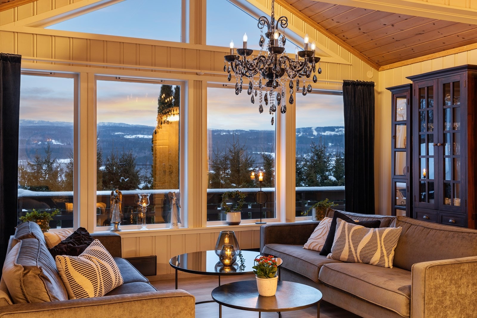 Store vindusflater og mønt himling gir rommet en luftig følelse og godt med naturlig lys. Galleribilde