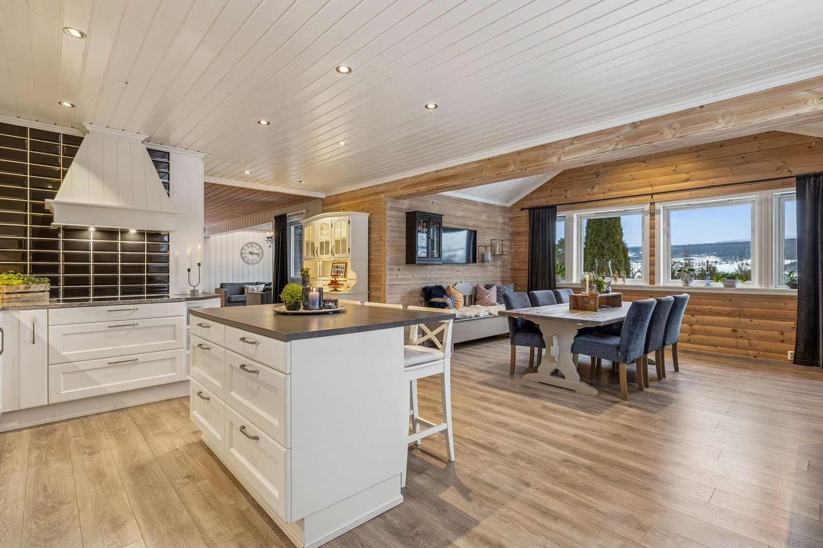 Spisestuen fungerer som et naturlig bindeledd mellom kjøkkenet og stuen. Galleribilde