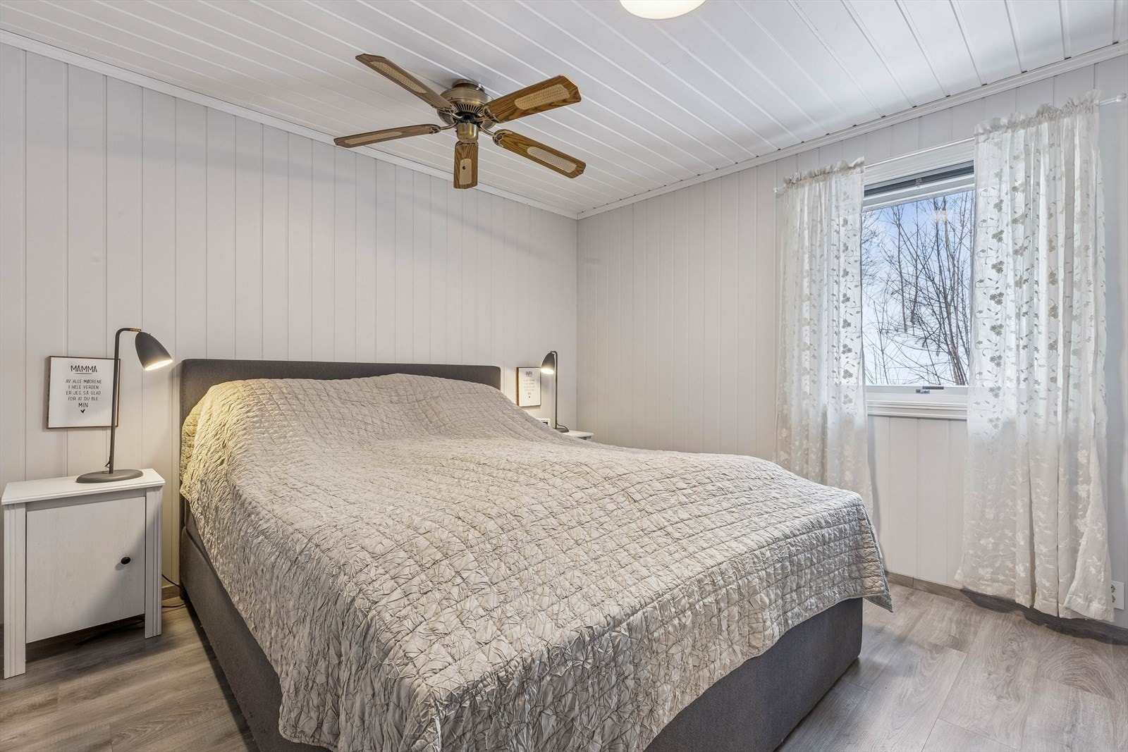 Hovedsoverommet i første etasje har god plass til dobbeltseng og garderobeløsninger. Galleribilde