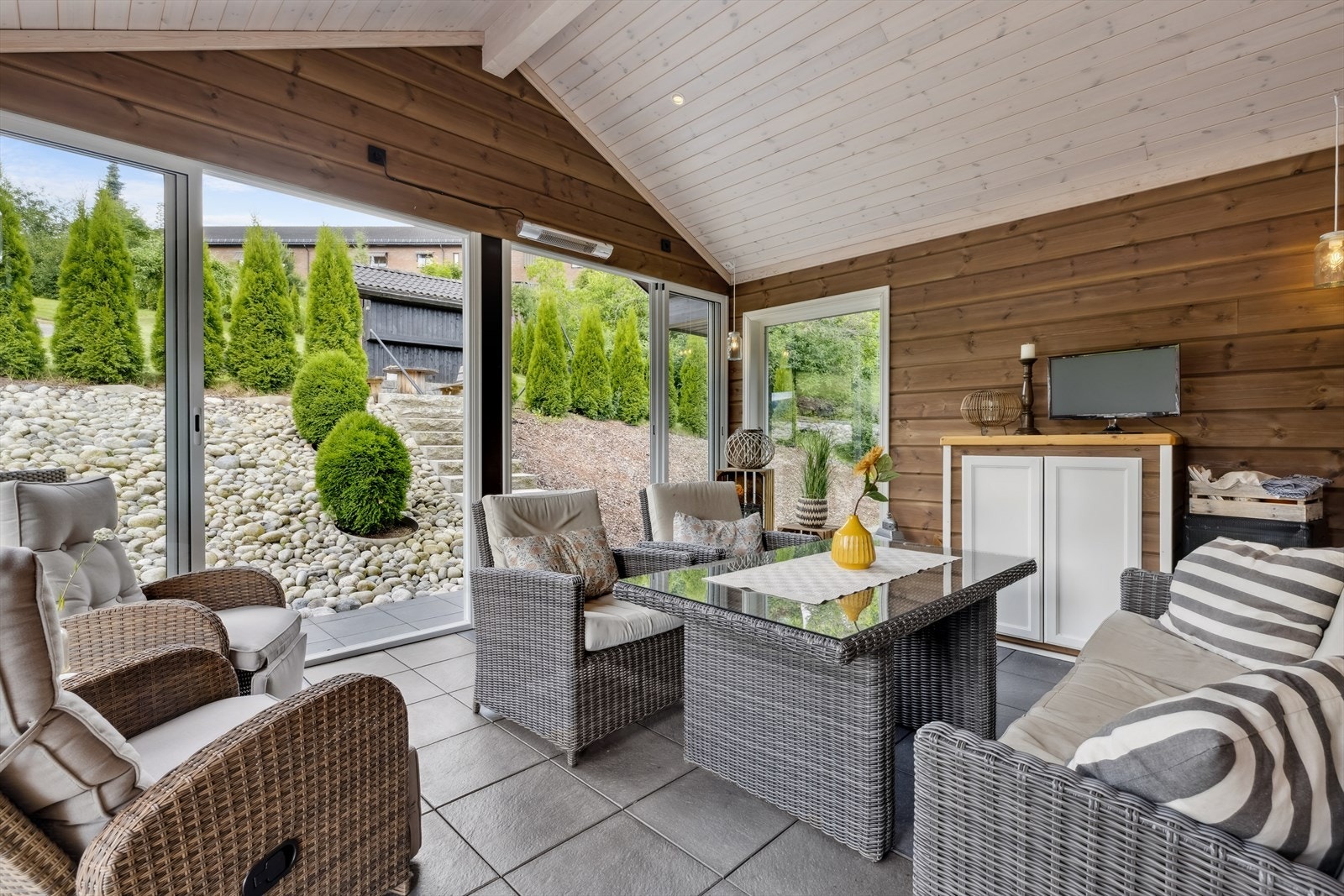 Den innglassede vinterhagen på 17 m² ble bygget i 2021 og forlenger utesesongen betraktelig. Galleribilde