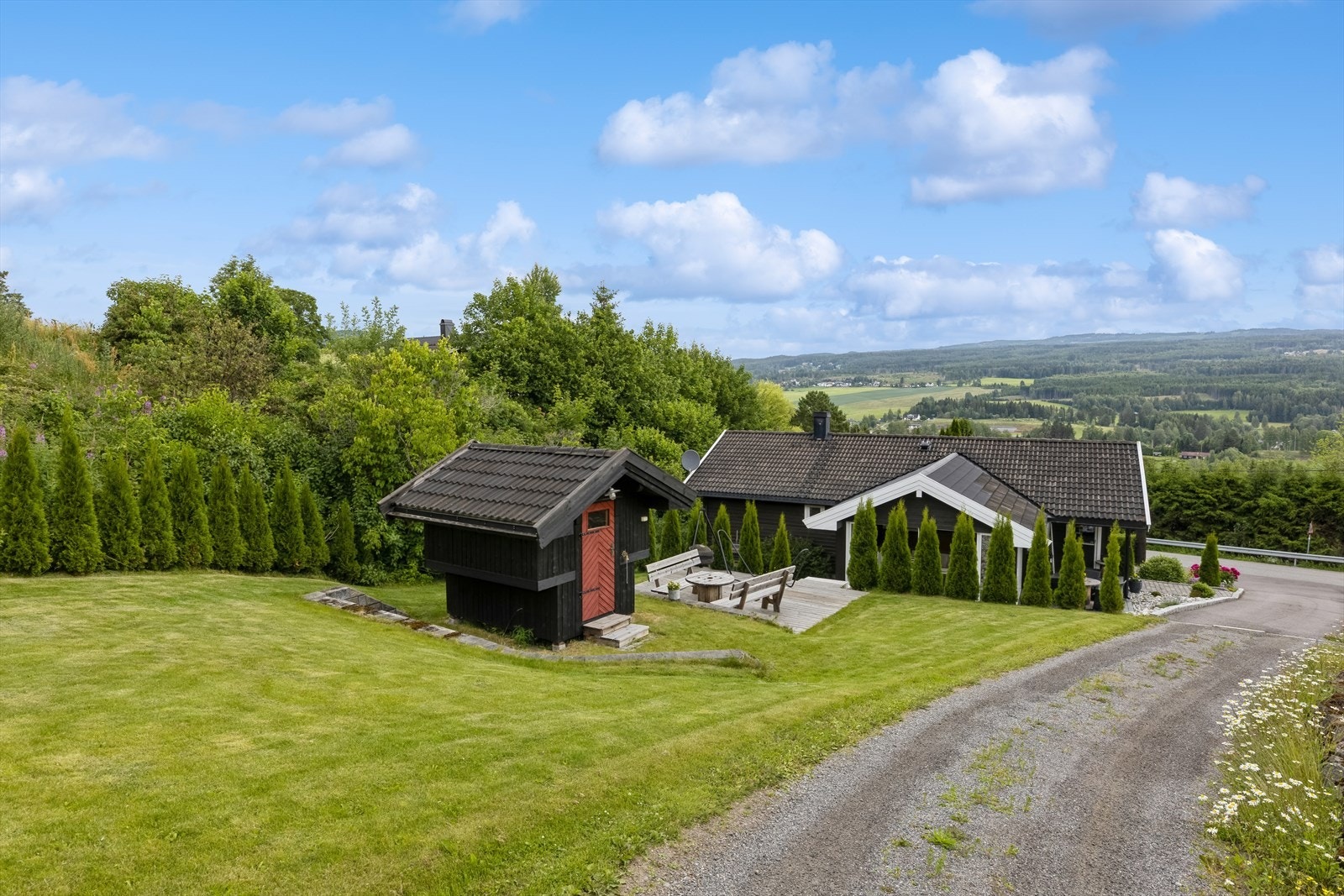 Beliggenheten gir umiddelbar tilgang til skog og mark, med flotte turmuligheter rett utenfor døren. Galleribilde