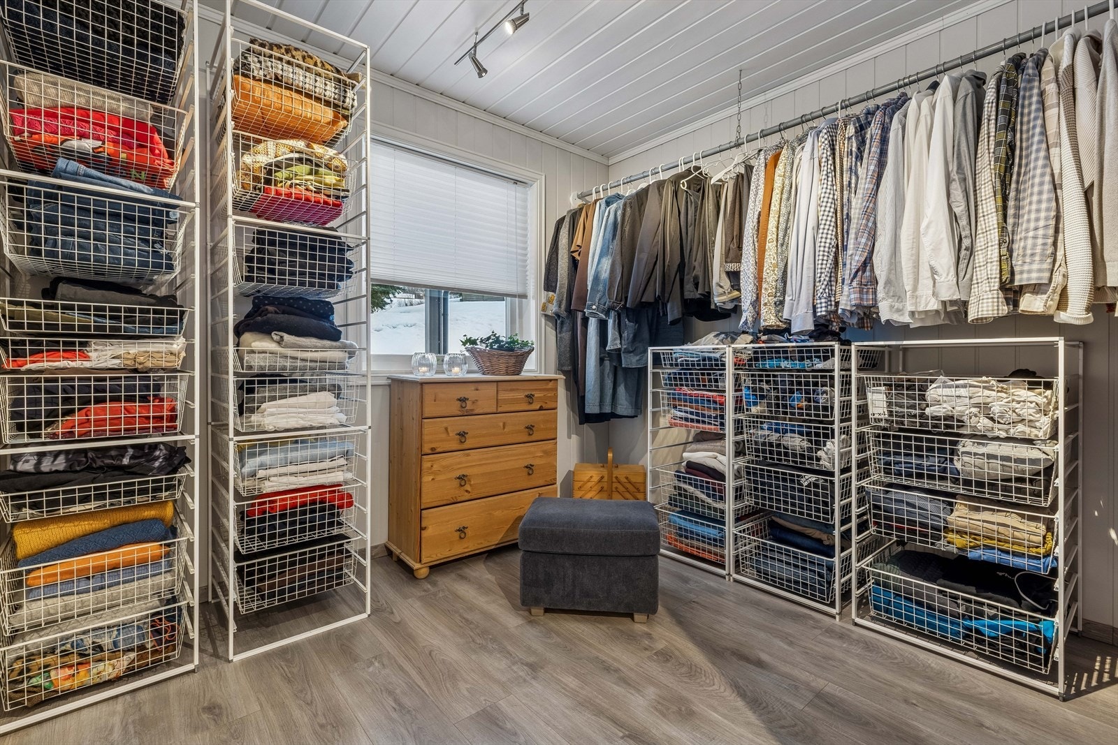 Et av soverommene i etasjen er innredet som et praktisk omkledningsrom med rikelig oppbevaringsplass. Galleribilde