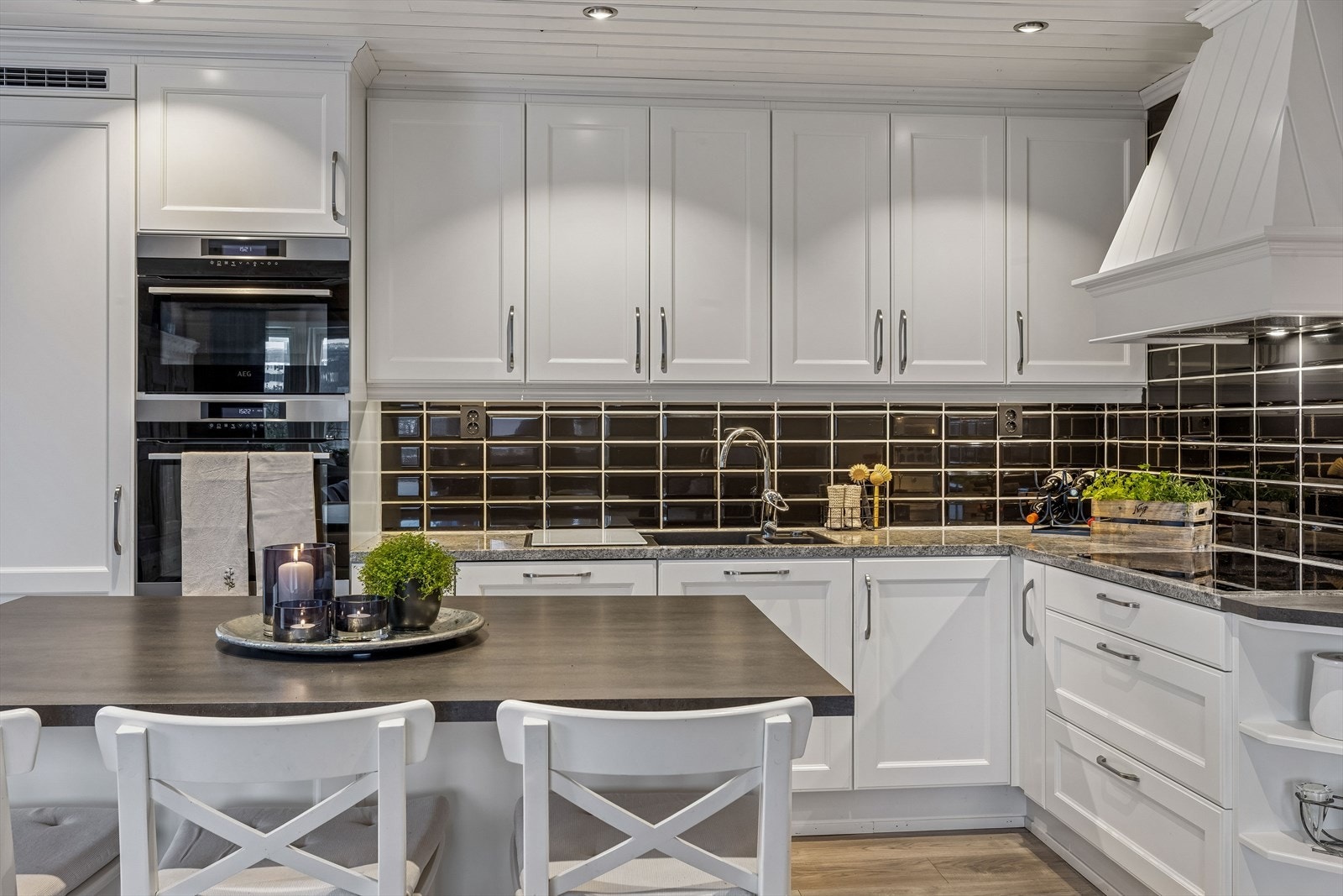 Benkeplaten er en kombinasjon av stein og laminat, med dobbel kjøkkenkum. Galleribilde