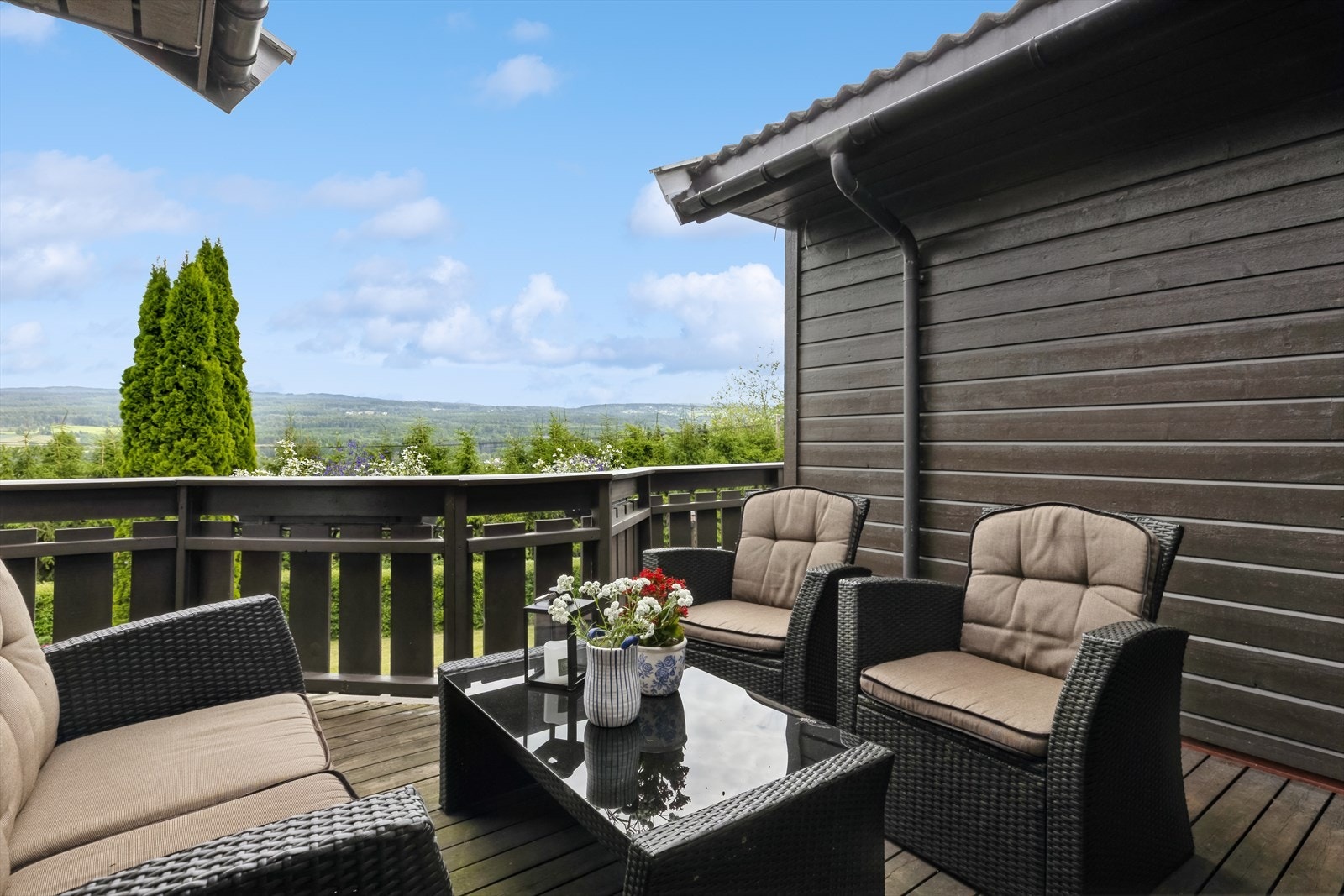 I tillegg har boligen en terrasse med utgang fra stuen, perfekt for varme sommerdager. Galleribilde