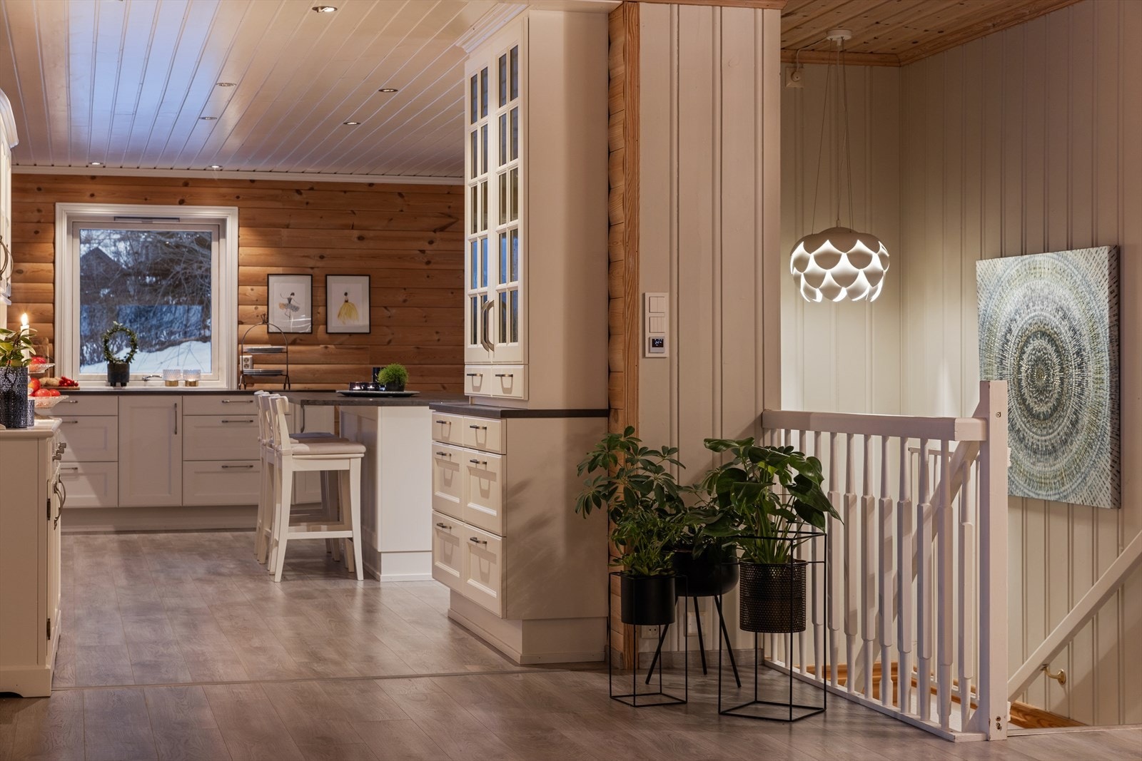 Den malte tretrappen binder de to etasjene sammen på en elegant måte. Galleribilde